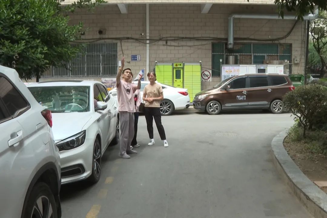 阳台外面建阳台，一户人家的装修惹怒了其他业主：简直不可理喻！