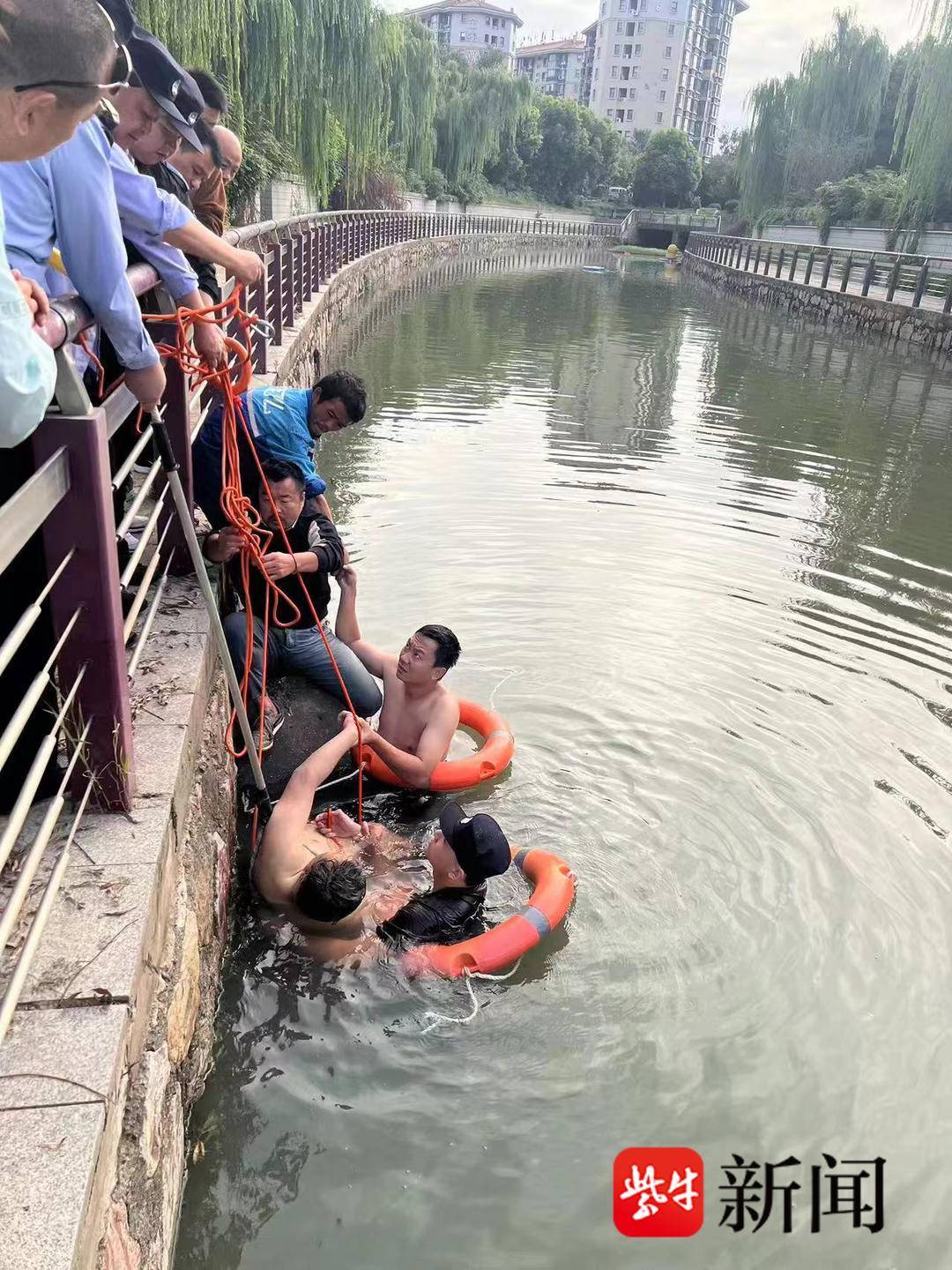 生死时速！警民合力勇救落水醉汉