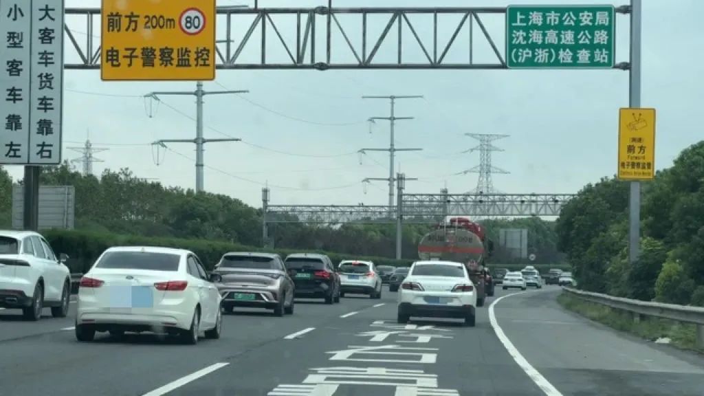 长假高速“新景象”：无人机喊话违规司机，充电机器人服务排队车辆