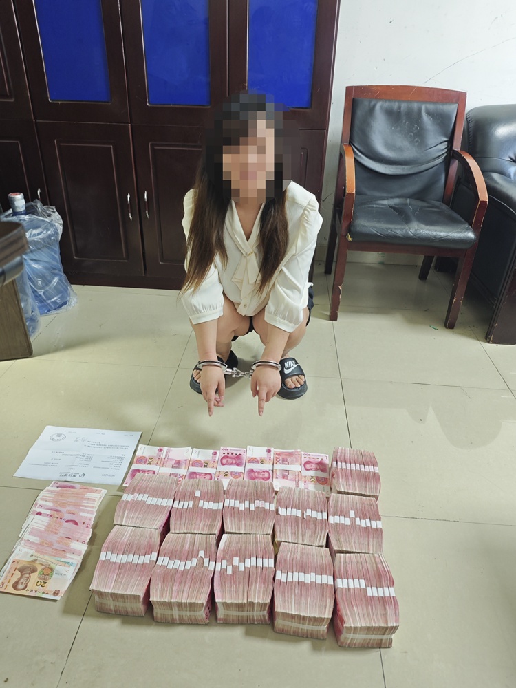 女子银行大额取款牵出多起诈骗案,警方现场扣押上百万涉诈现金 女子银行大额取款牵出多起诈骗案,警方现场扣押上百万涉诈现金