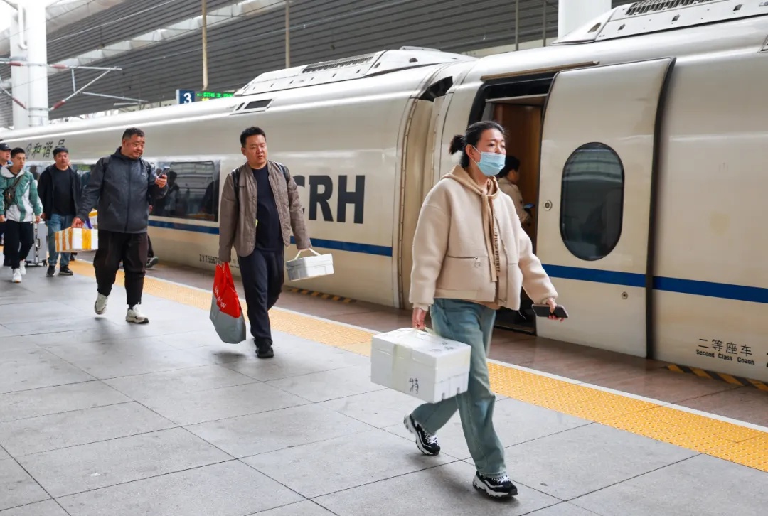 辽宁此地再现“人均小白箱”!这回带了啥? 辽宁此地再现“人均小白箱”!这回带了啥?