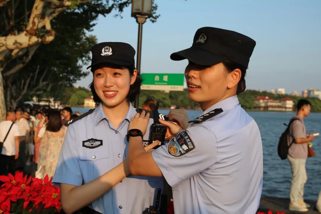 太巧了!她首次节假日执勤,竟然在这里...... 太巧了!她首次节假日执勤,竟然在这里......