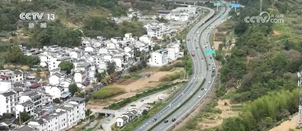 各地迎来国庆返程客流高峰 全国铁路累计发送旅客突破1亿人次