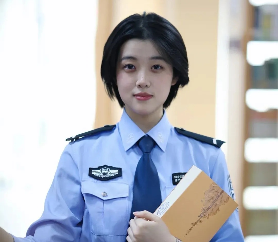 太巧了!她首次节假日执勤,竟然在这里...... 太巧了!她首次节假日执勤,竟然在这里......