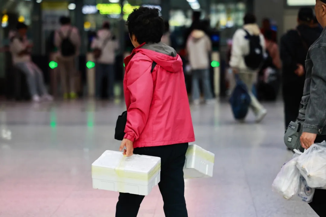 辽宁此地再现“人均小白箱”!这回带了啥? 辽宁此地再现“人均小白箱”!这回带了啥?