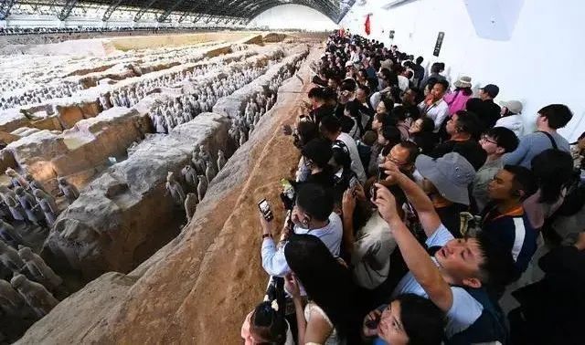 游客太多兵马俑被迫上夜班！网友：给三倍工资吗？