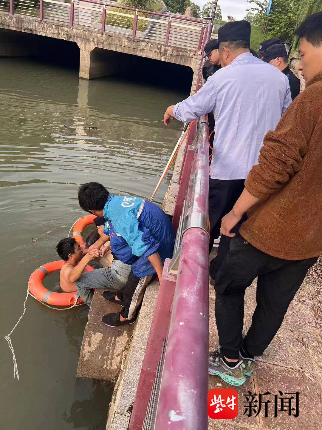 生死时速！警民合力勇救落水醉汉