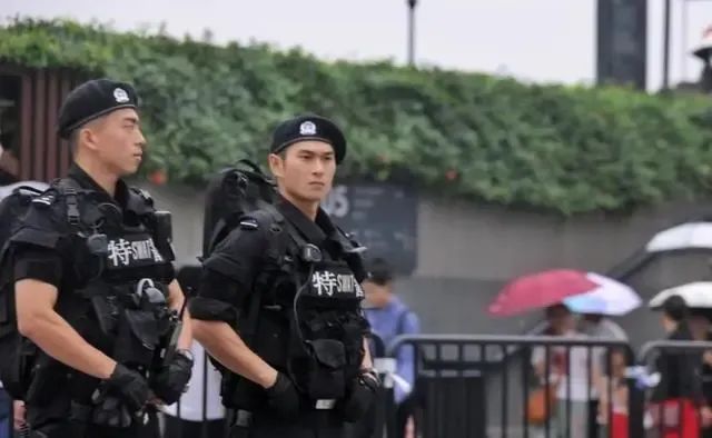 上海外滩的"一拐警察"突然火出圈！什么叫"一拐"？