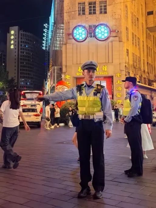 上海外滩的"一拐警察"突然火出圈！什么叫"一拐"？