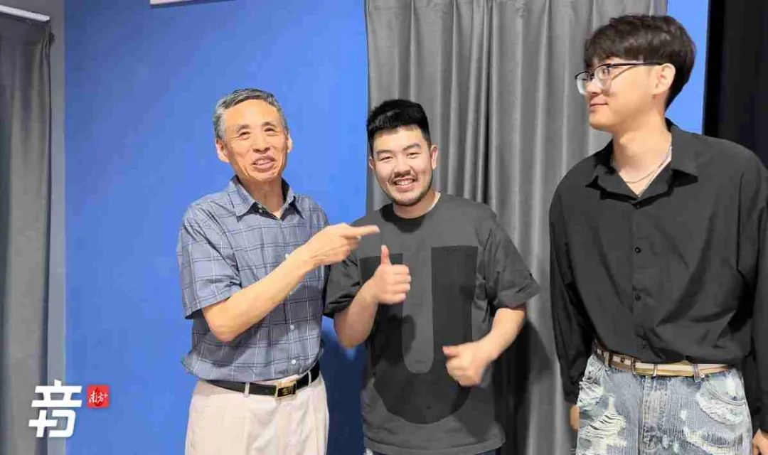 修了30年导弹,六旬大爷火到脱口秀,开口就“爆梗” 修了30年导弹,六旬大爷火到脱口秀,开口就“爆梗”