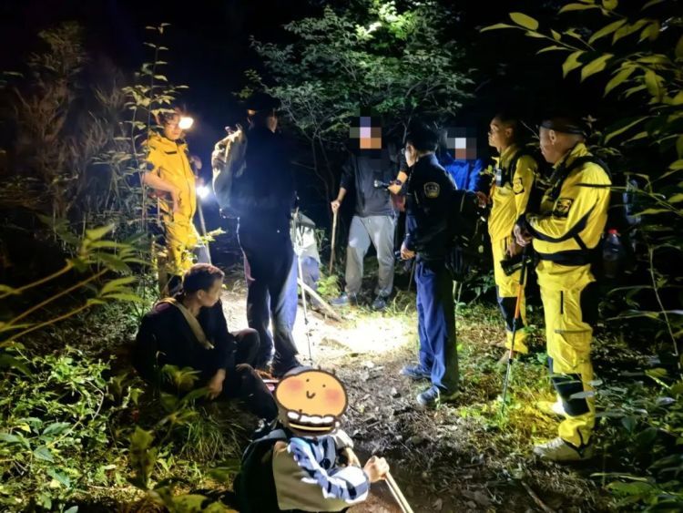 国庆假期,7岁男孩与父亲被困清凉峰顶!9小时艰难救援最终脱险 国庆假期,7岁男孩与父亲被困清凉峰顶!9小时艰难救援最终脱险