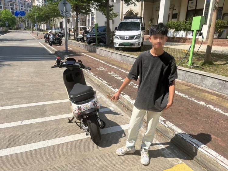 危险！追风少年驾驶电动车翘头炫技耍酷