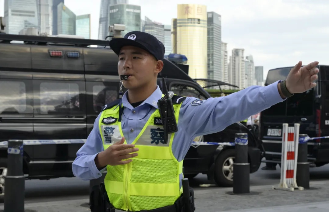 上海外滩的"一拐警察"突然火出圈！什么叫"一拐"？