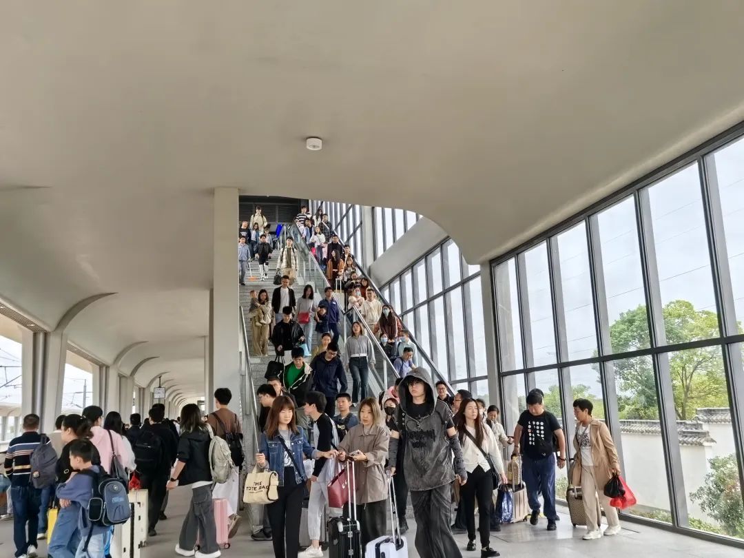 假期最后一天，长三角铁路迎来返程客流高峰，预计发送旅客357万人次