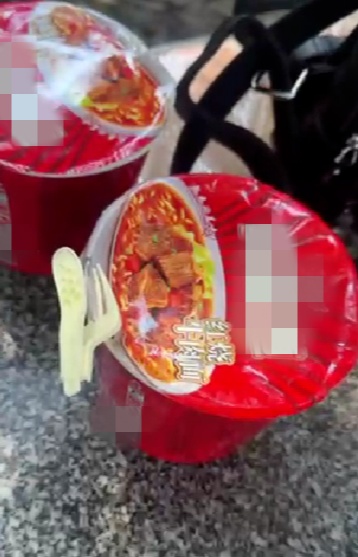 知名景区泡面开水收费5元?最新回应→ 知名景区泡面开水收费5元?最新回应→