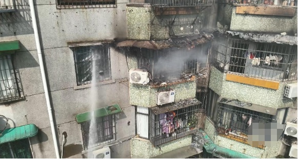 “小孩哥”遇火灾镇定自救,消防逃生知识真的能救命! “小孩哥”遇火灾镇定自救,消防逃生知识真的能救命!