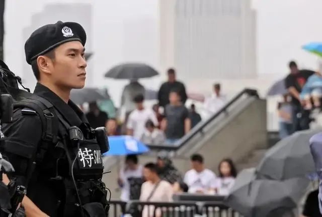 上海外滩的"一拐警察"突然火出圈！什么叫"一拐"？