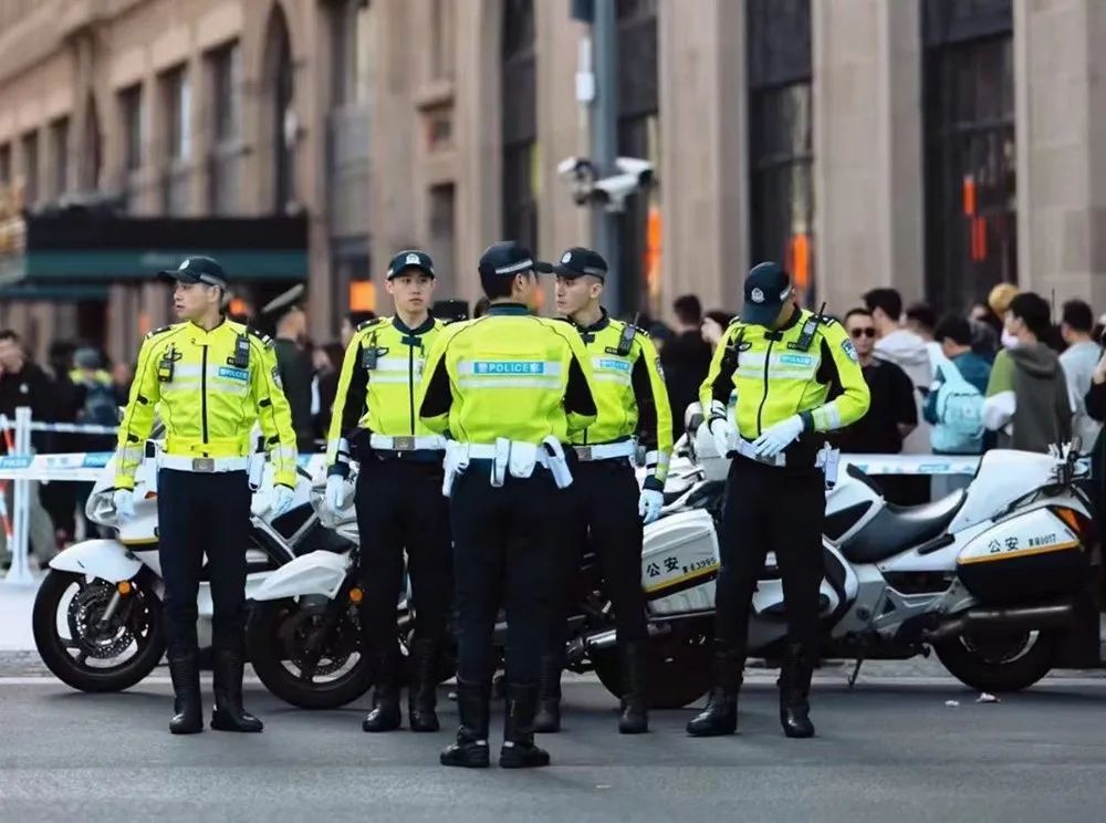 上海外滩的"一拐警察"突然火出圈！什么叫"一拐"？