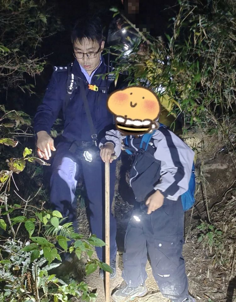 国庆假期,7岁男孩与父亲被困清凉峰顶!9小时艰难救援最终脱险 国庆假期,7岁男孩与父亲被困清凉峰顶!9小时艰难救援最终脱险