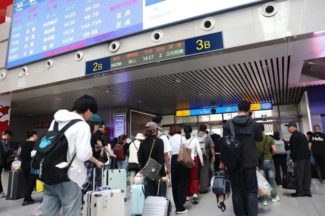 假期最后一天，哪些路段、机场更繁忙？上错火车怎么办？→