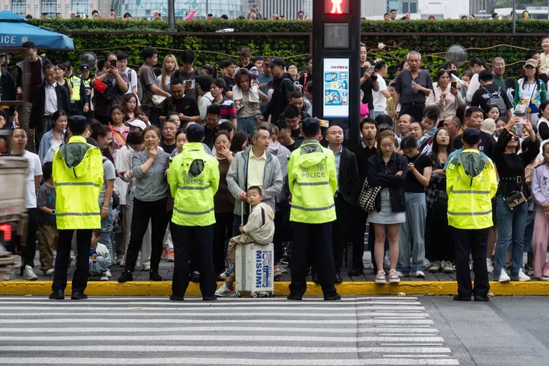 上海外滩的"一拐警察"突然火出圈！什么叫"一拐"？