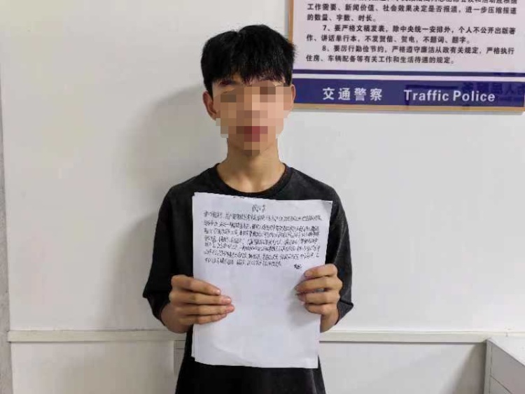 危险！追风少年驾驶电动车翘头炫技耍酷