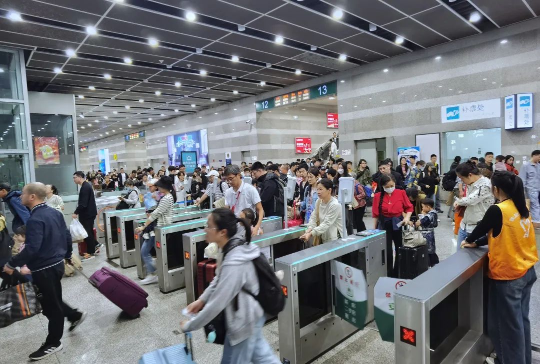 假期最后一天，长三角铁路迎来返程客流高峰，预计发送旅客357万人次