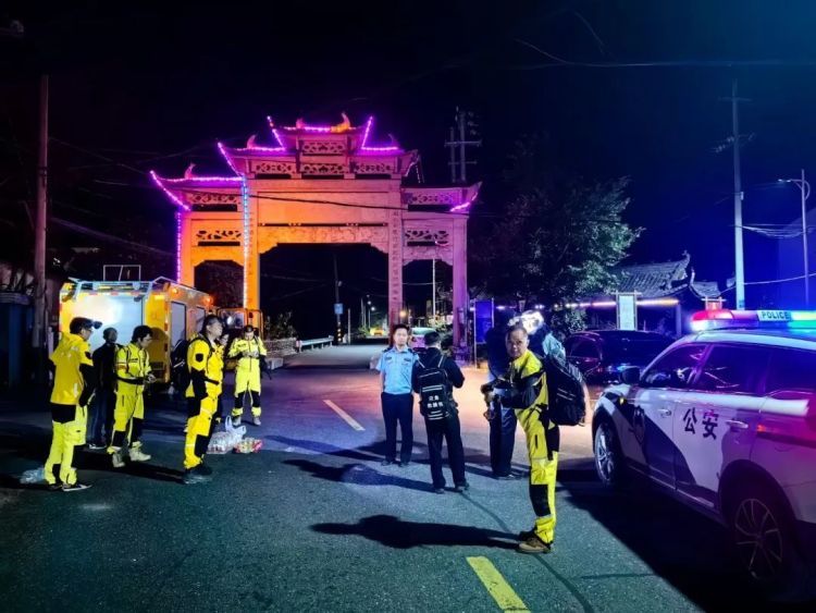 国庆假期,7岁男孩与父亲被困清凉峰顶!9小时艰难救援最终脱险 国庆假期,7岁男孩与父亲被困清凉峰顶!9小时艰难救援最终脱险