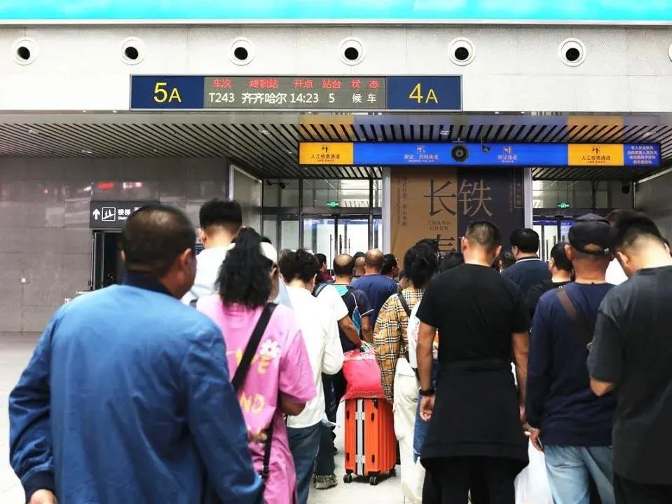 假期最后一天，哪些路段、机场更繁忙？上错火车怎么办？→