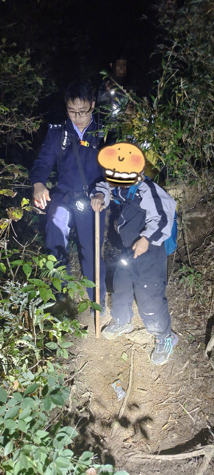 父子国庆登山被夜困深山悬崖：救援人员跋涉6小时找到