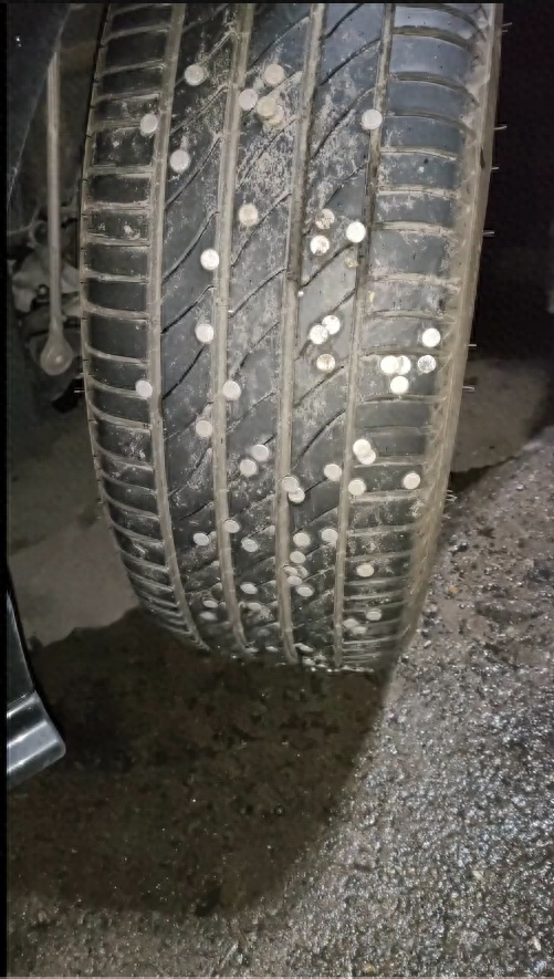 国庆返程高速公路惊现大量图钉,多车轮胎被扎!官方回应 国庆返程高速公路惊现大量图钉,多车轮胎被扎!官方回应