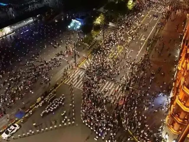 上海外滩的"一拐警察"突然火出圈！什么叫"一拐"？