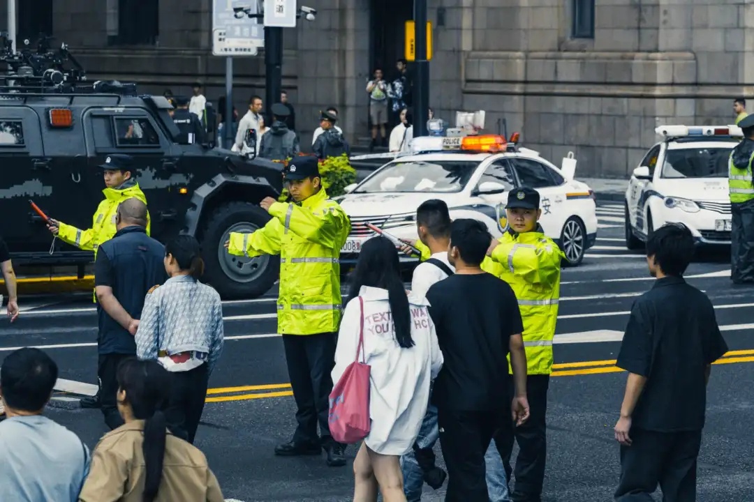 上海外滩的"一拐警察"突然火出圈！什么叫"一拐"？