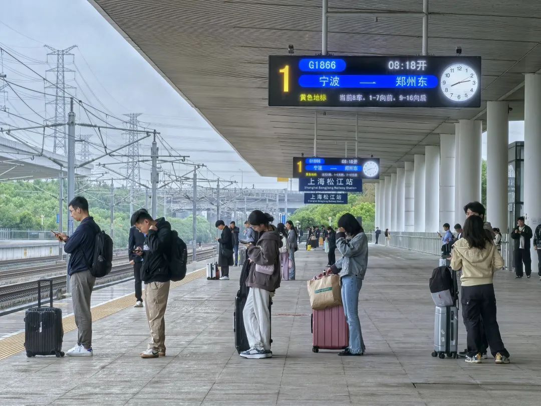 假期最后一天，长三角铁路迎来返程客流高峰，预计发送旅客357万人次