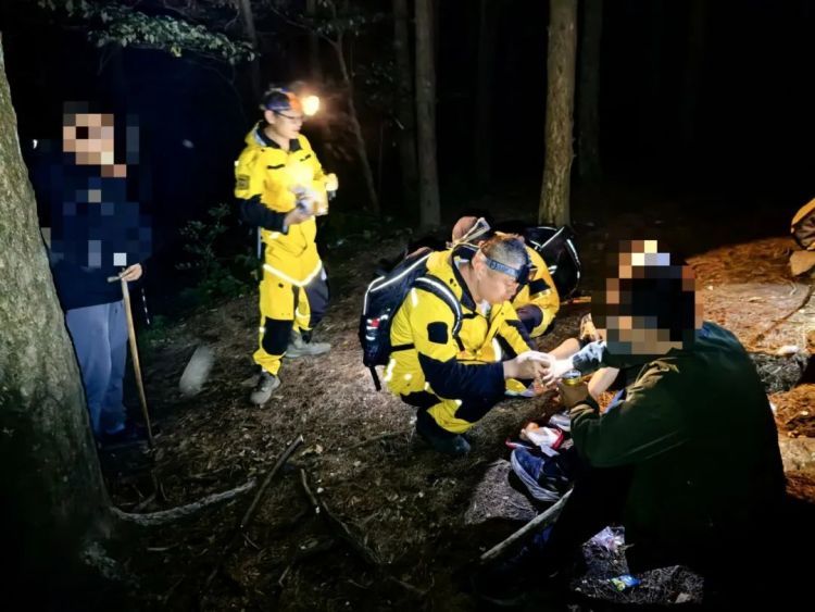 国庆假期,7岁男孩与父亲被困清凉峰顶!9小时艰难救援最终脱险 国庆假期,7岁男孩与父亲被困清凉峰顶!9小时艰难救援最终脱险