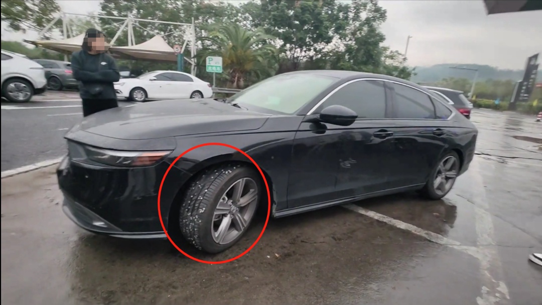 国庆返程高速公路惊现大量图钉,多车轮胎被扎!官方回应 国庆返程高速公路惊现大量图钉,多车轮胎被扎!官方回应