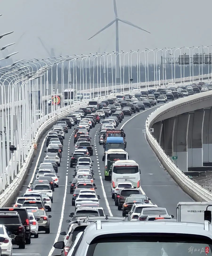 上海长江隧桥返沪方向，拍出了停车场的感觉！网友：“猪肝紫”假期永不缺席