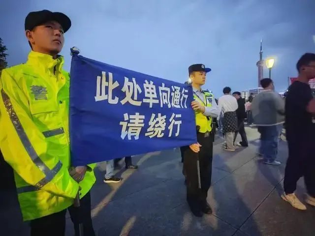 上海外滩的"一拐警察"突然火出圈！什么叫"一拐"？