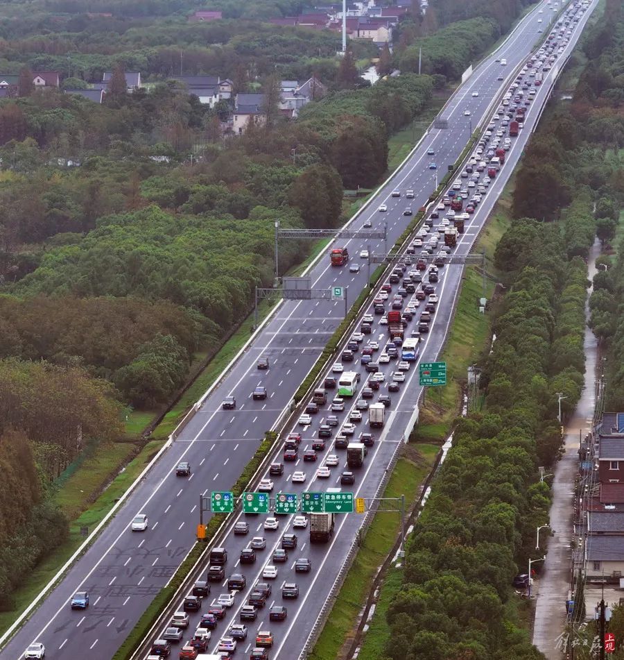 上海长江隧桥返沪方向，拍出了停车场的感觉！网友：“猪肝紫”假期永不缺席