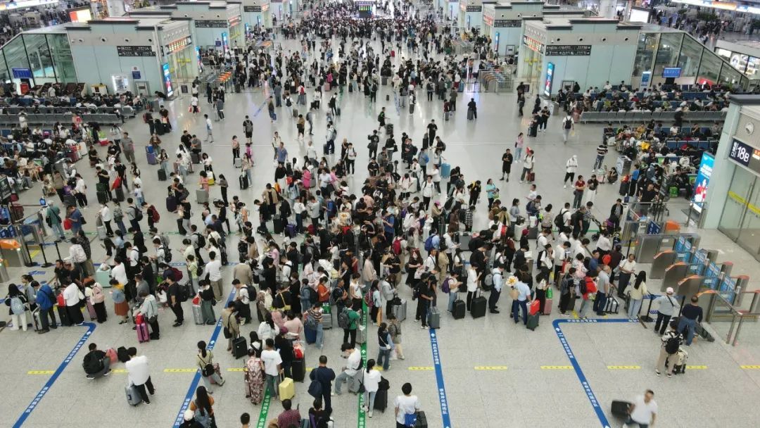 假期最后一天，长三角铁路迎来返程客流高峰，预计发送旅客357万人次