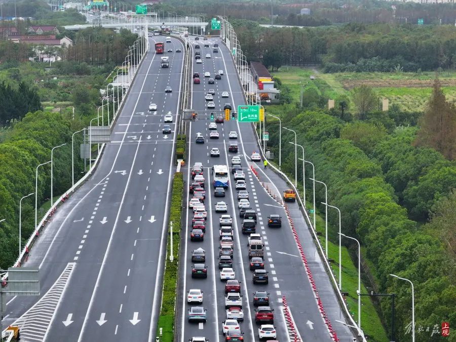 上海长江隧桥返沪方向，拍出了停车场的感觉！网友：“猪肝紫”假期永不缺席