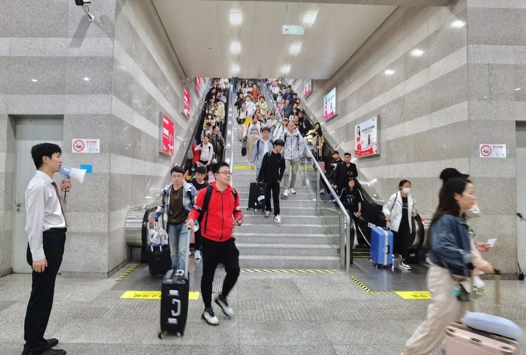 假期最后一天，长三角铁路迎来返程客流高峰，预计发送旅客357万人次