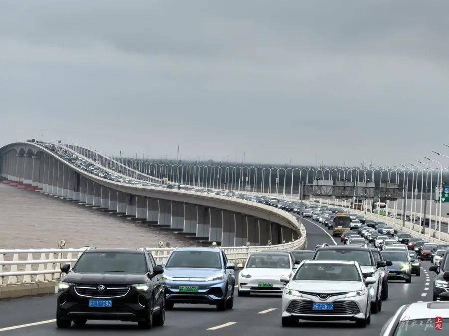 上海长江隧桥返沪方向，拍出了停车场的感觉！网友：“猪肝紫”假期永不缺席