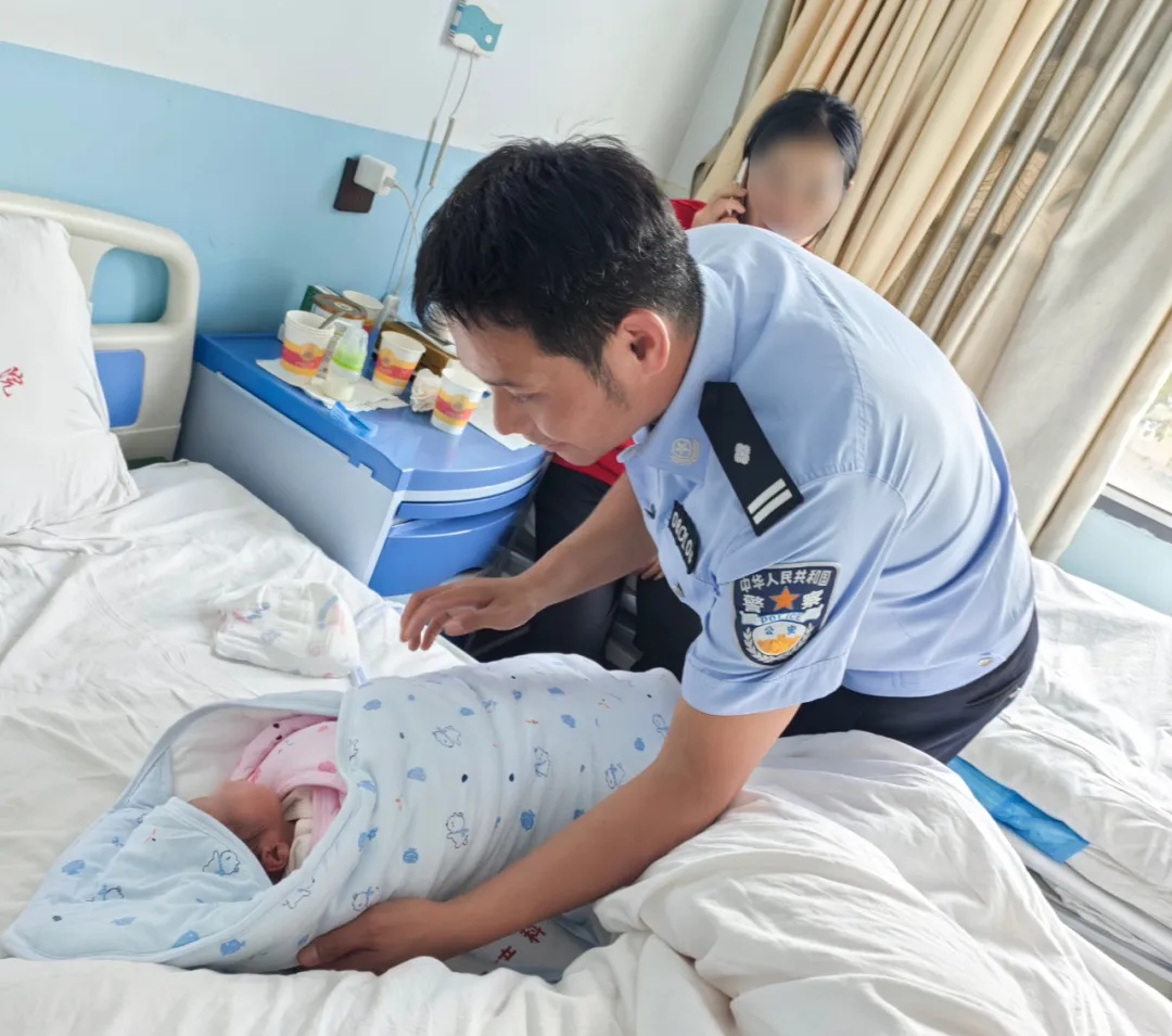 在警车里生了!孩子取名叫…… 在警车里生了!孩子取名叫……