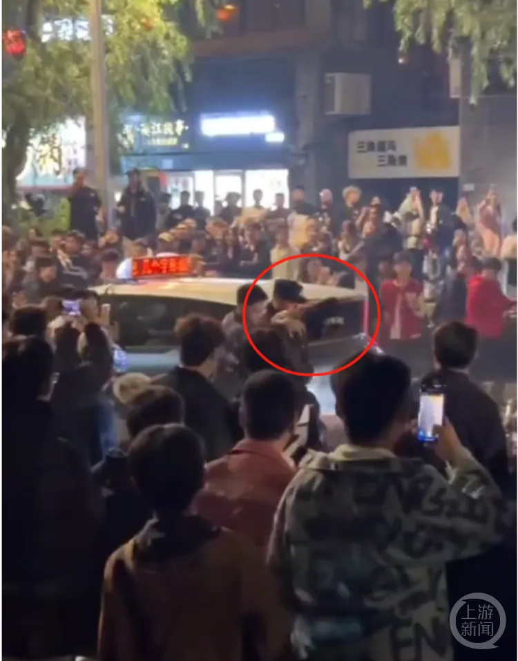 “鬼火少年”深夜在红色教育基地前飙车放烟花！警方现场抓捕：你们这是糟蹋青春啊！