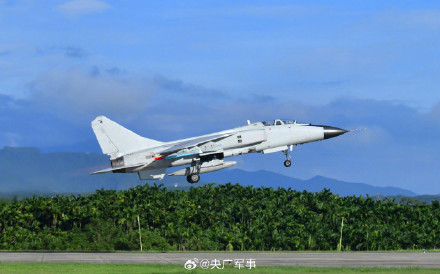 炫酷！战机直冲云霄高清壁纸