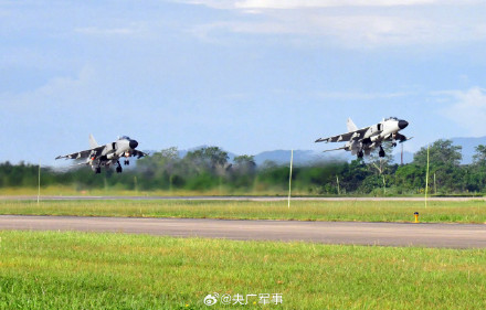 炫酷！战机直冲云霄高清壁纸