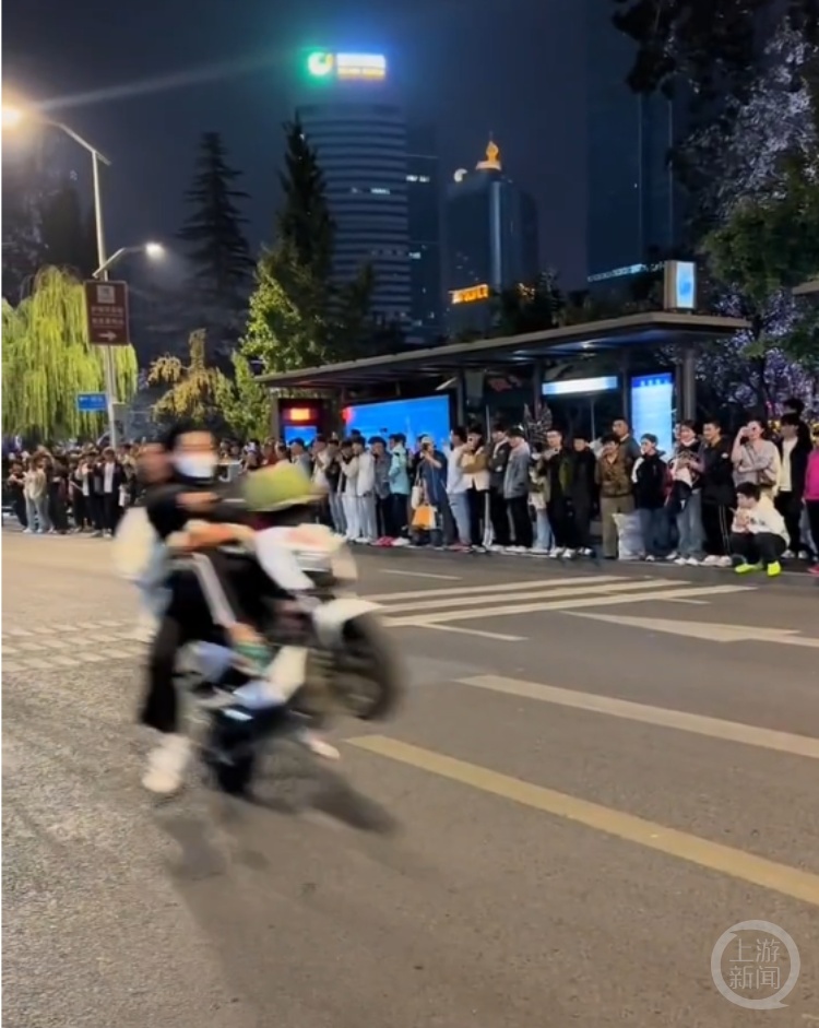 济南多名摩托车手深夜“炸街”飙车放烟花,警方回应 济南多名摩托车手深夜“炸街”飙车放烟花,警方回应