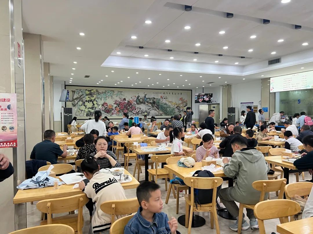 此地市政府食堂再次出圈!28元可以吃到四菜一汤,队伍排到门外 此地市政府食堂再次出圈!28元可以吃到四菜一汤,队伍排到门外