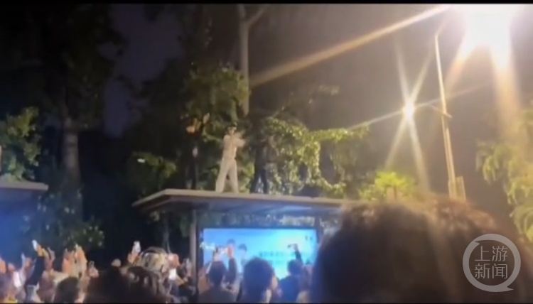 济南多名摩托车手深夜“炸街”飙车放烟花,警方回应 济南多名摩托车手深夜“炸街”飙车放烟花,警方回应